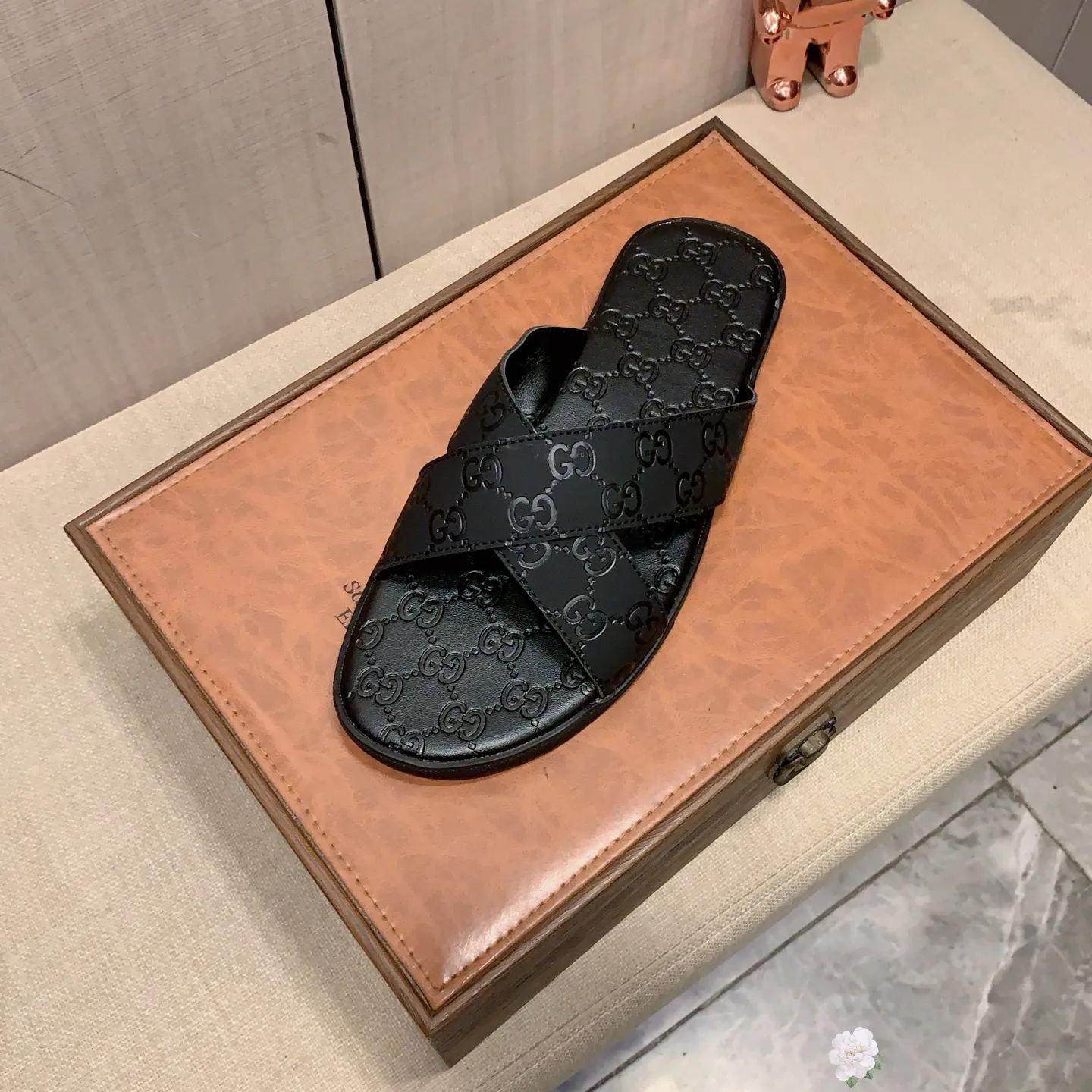 Slippers: New model: Factory price: 240💰💰🎩🎩🔥🔥《 Gucci* 》Series of slippers top purchasing agent🔍🔍Sold simultaneously for men, original Italian imported webbing made of selected cowhide, exquisite workmanship,), sole: (super comfortable) original factory special sole, ⚠️exclusive double-layer movable molded sole super comfortable⚠️, real shot🎬the real thing is more beautiful🔍🔍266 regular code 38-45,